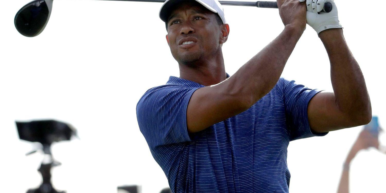 Tiger Woods fick ingen bra start i den inledande slutspelstävlingen på USA-touren.