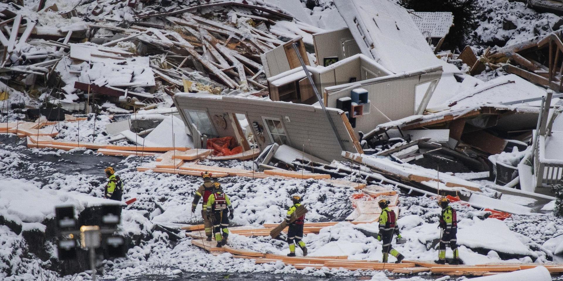 Räddningspersonalen har konstruerat vägar som de kan gå på. Räddningsarbetet pågår för fullt efter jordskredet i norska Gjerdrum.