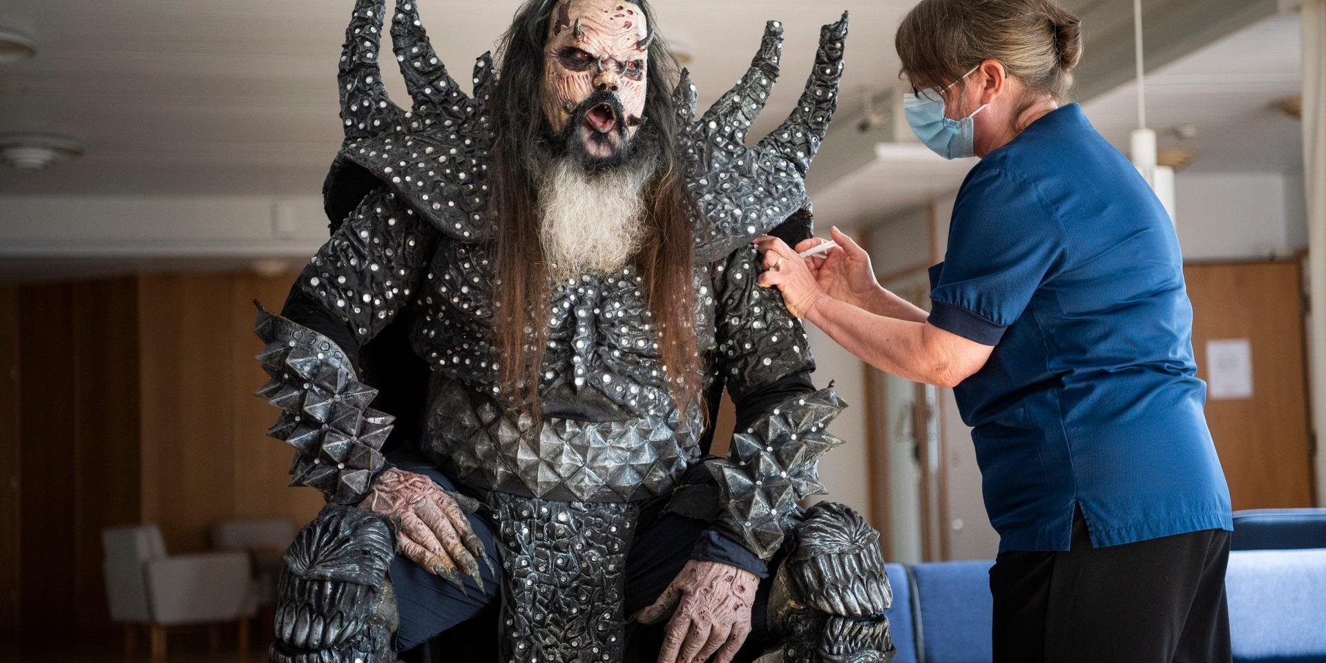 Mr Lordi, sångare i det finska hårdrocksbandet Lordi, får sin andra vaccindos från sjuksköterskan Paula Ylitalo i Rovaniemi.