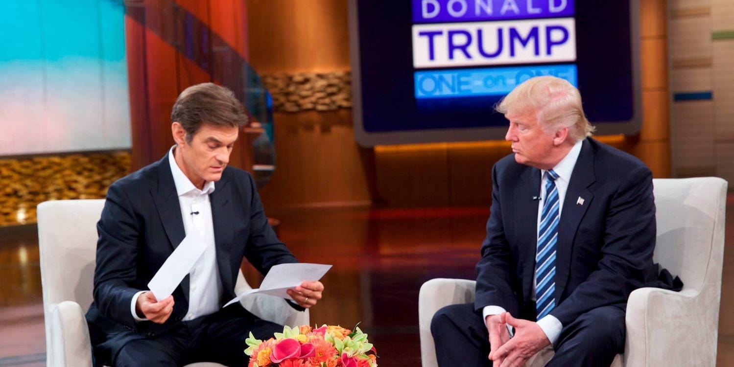 Donald Trump visar upp läkarutlåtandet i "The Dr. Oz Show'" i amerikansk tv.