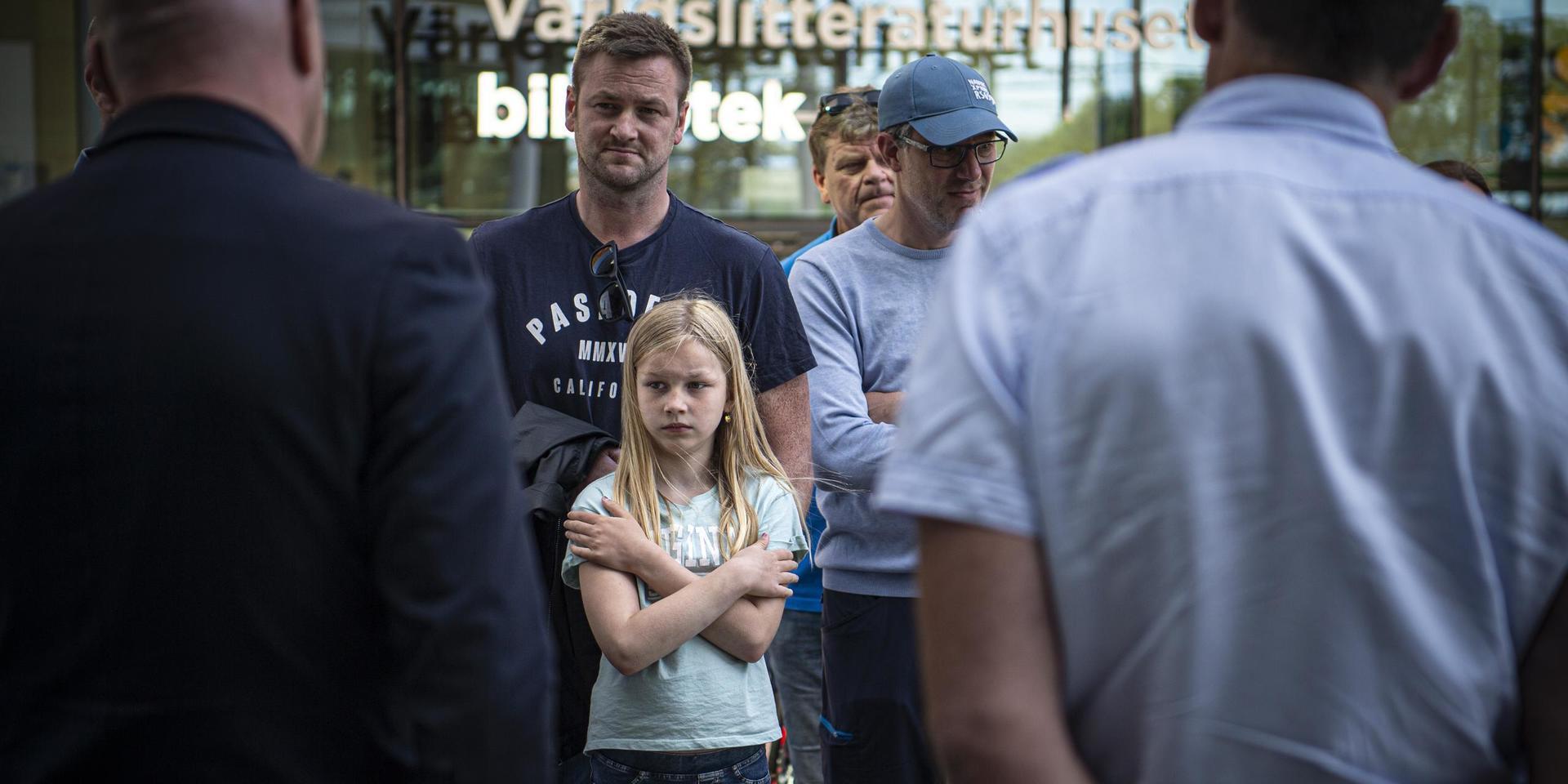 Dennis Jonsson och dottern Tyra deltog i nalleprotesten mot skolvalet i Göteborg. Idag får 1 600 personer avslag på sina ansökningar om skolbyte.