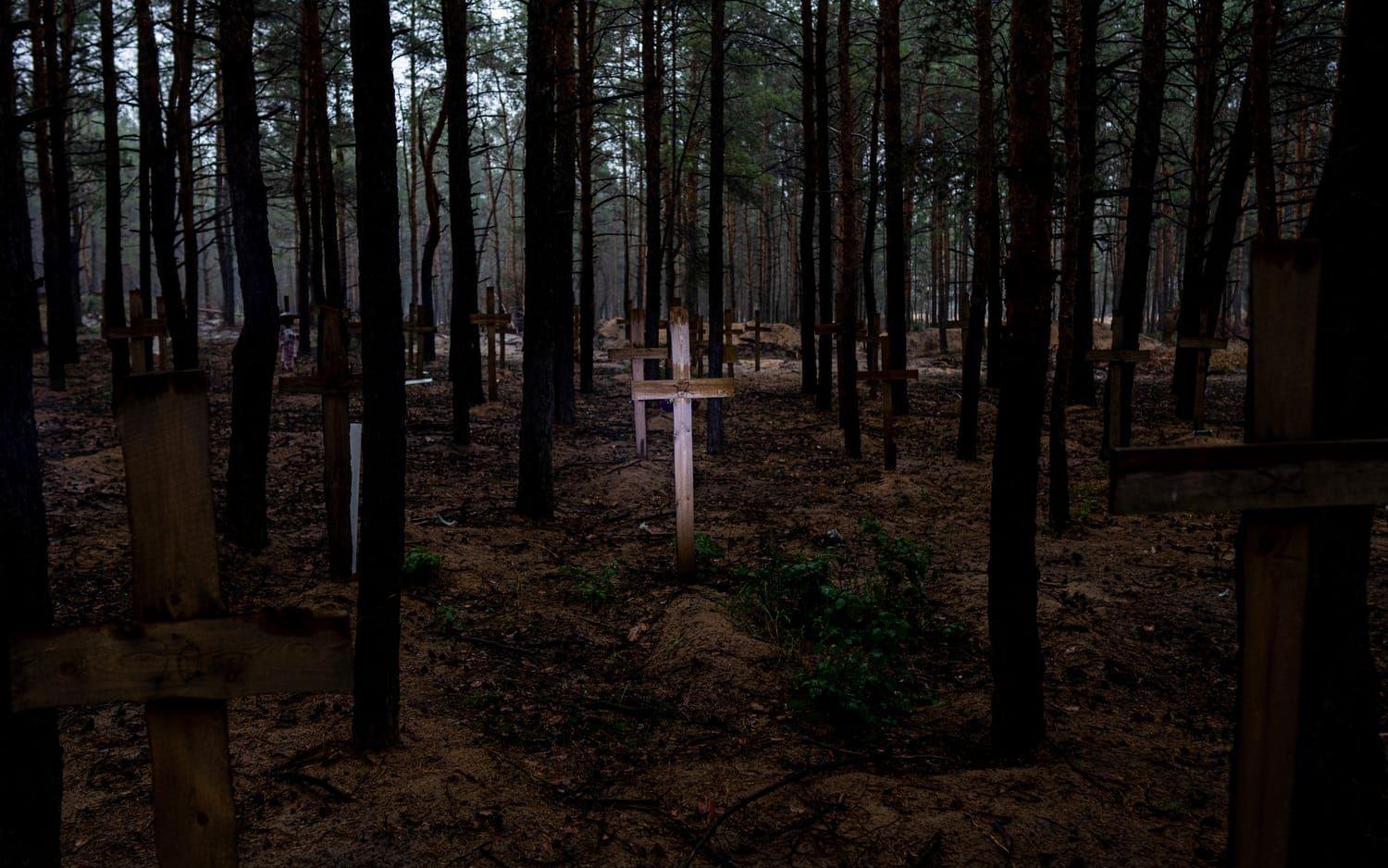 Hundratals människor, varav de flesta tros vara civila, har begravts med enkla träkors som visar var de finns. Vissa av korsen har markerats med en siffra som visar att det finns fler än en person begravd. 