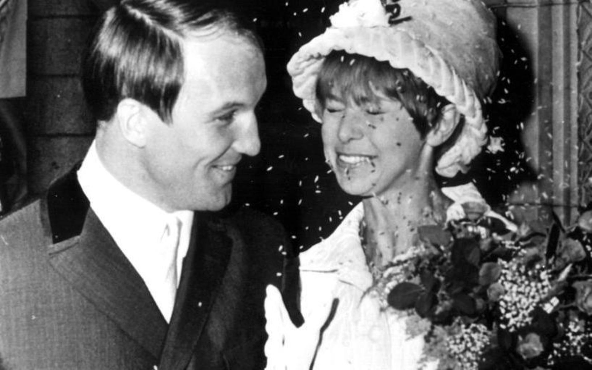 Anita Lindblom och boxaren Bosse Högberg gifter sig i Köpenhamn 1966.