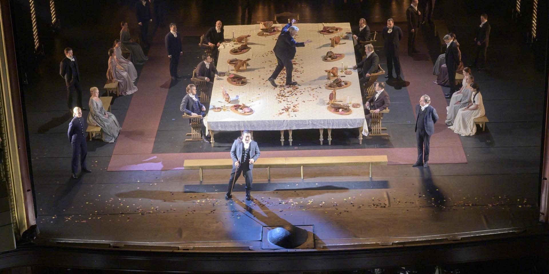 Verdis 'Rigoletto' på en nästan öde Kungliga Operan i Stockholm. Endast en liten publik och en nedbantad orkester framförde verket under dirigent Vincenzo Milletari.