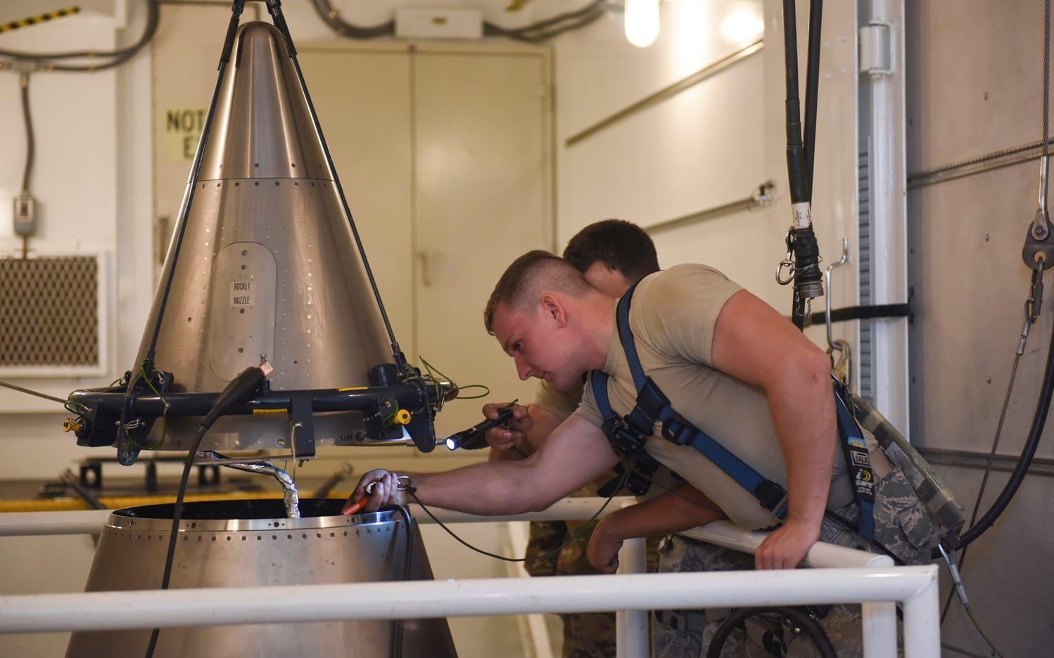 Anställda vid USA:s flygvapen inspekterar en stridsspets på ett kärnvapen år 2020. Arkivbild.