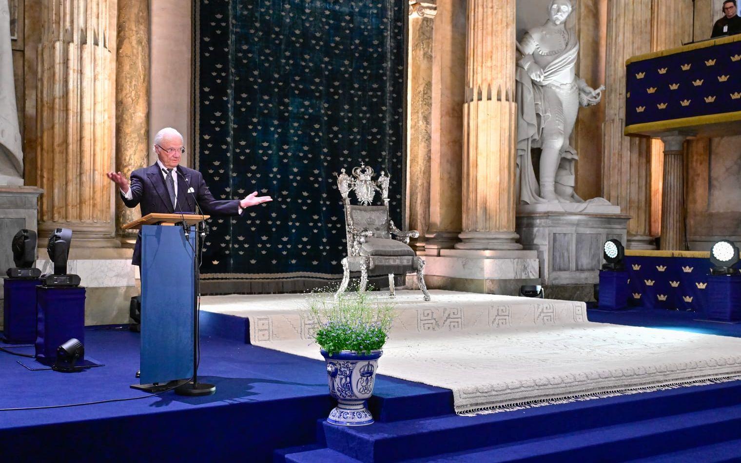 Mattan "Vita spetsporten" har placerats i rikssalen. På mattan står drottning Kristinas silvertron, som används vid högtidliga ceremonier.