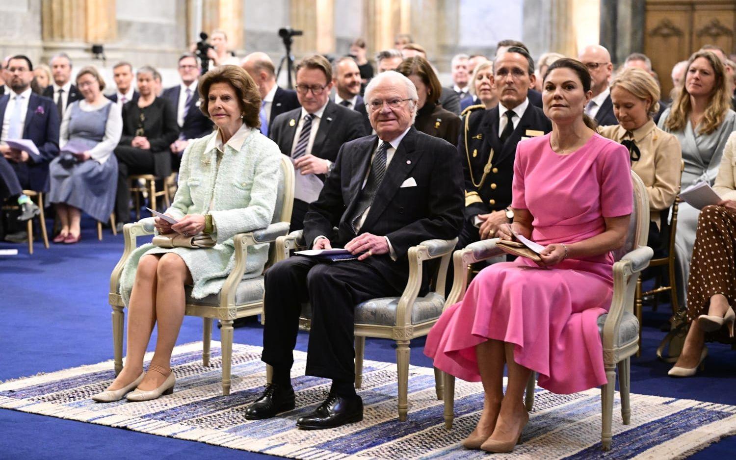 Drottning Silvia, kung Carl Gustaf och kronprinsessan Victoria under mottagningen på Stockholms slott för riksdag och regering med anledning av kungens 80-årsdag.