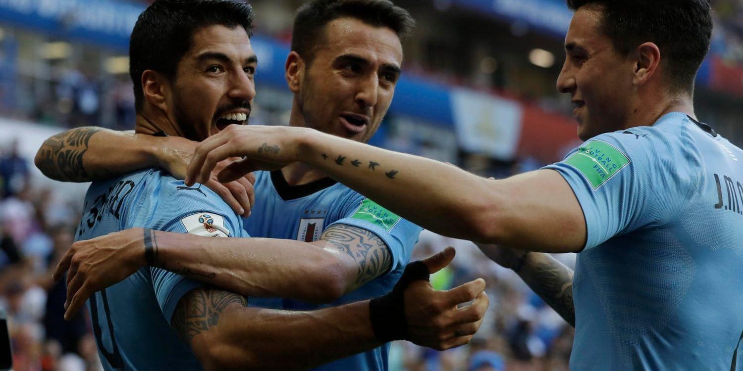 Uruguays Luis Suárez , vänster, firades efter sitt avgörande 1–0-mål mot Saudiarabien i Rostov.