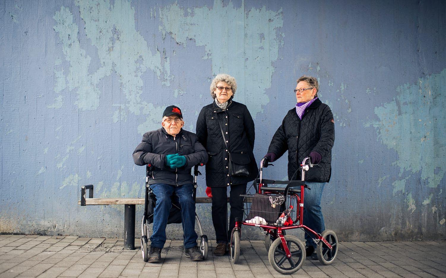 Rolf Johansson, Inger Hysén och Barbro Williams har aldrig varit rädda i Biskopsgården. Foto: Oliver Lindkvist
