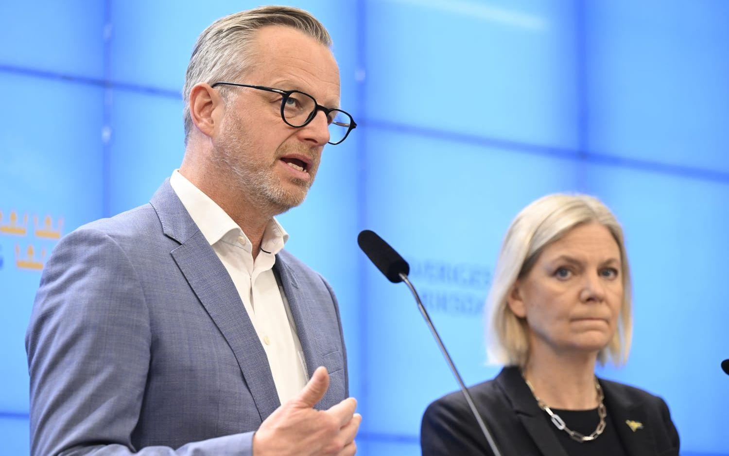 Mikael Damberg (S), ekonomiskpolitisk talesperson och Magdalena Andersson (S), partiledare på en pressträff om energikrisen.