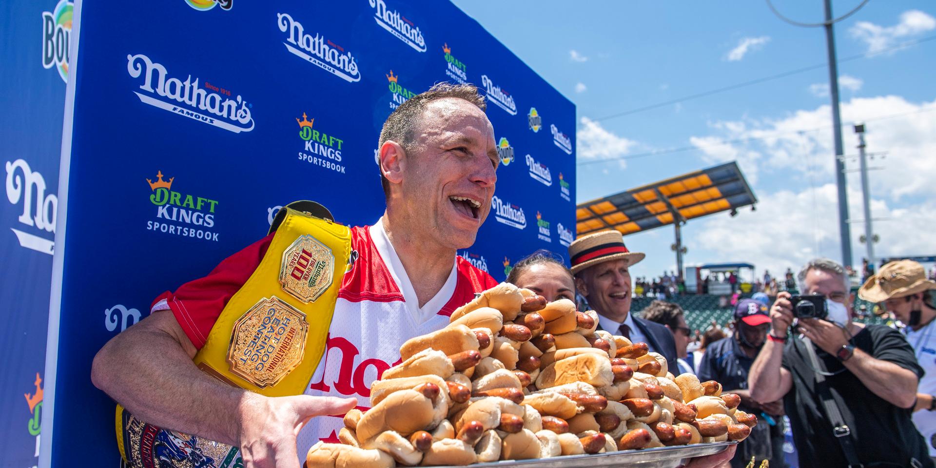 Förra året slog Joey Chestnut världsrekord genom att äta 76 korvar. 