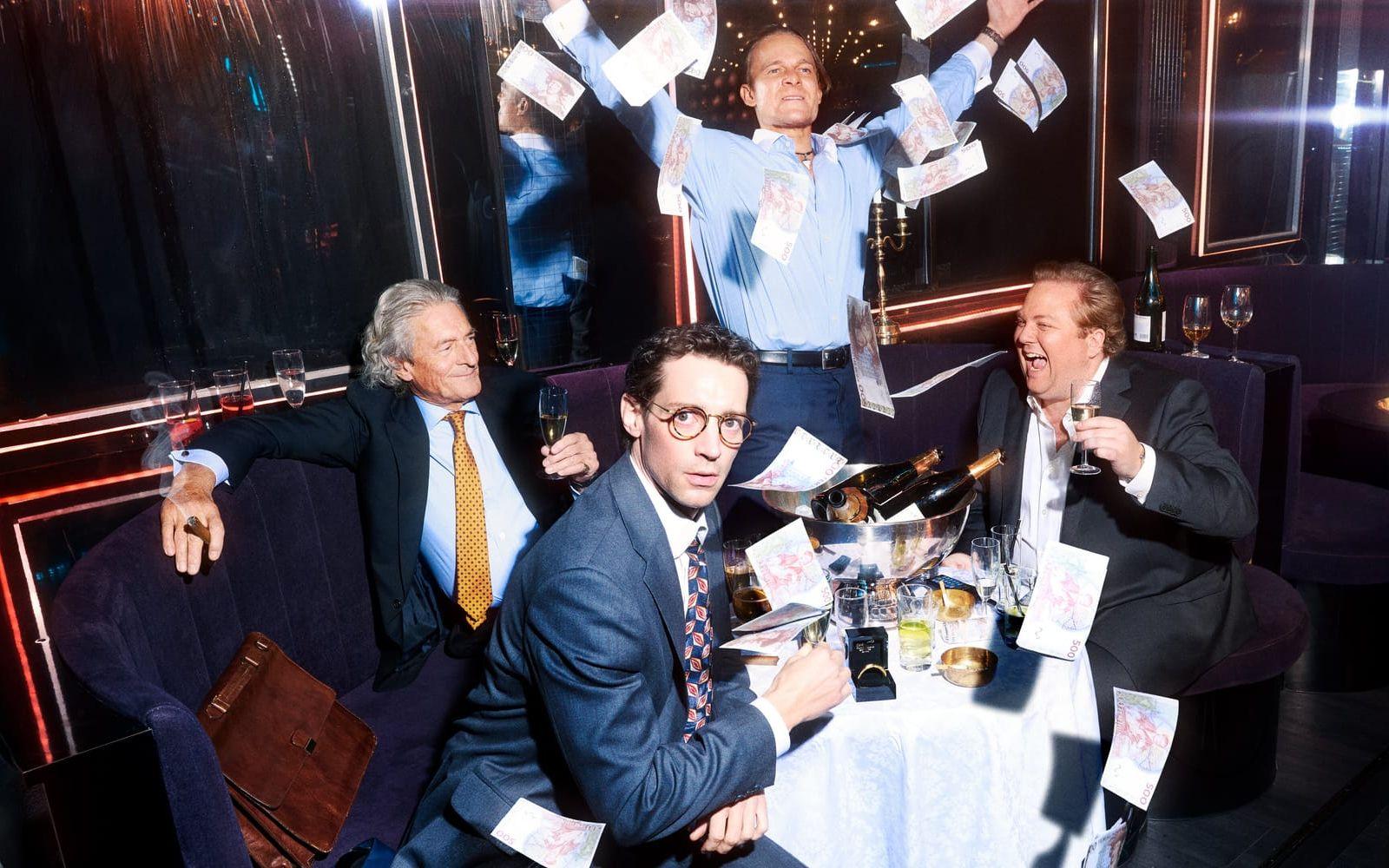 "Golden boys" har premiär på TV4 Play 1 maj. Från vänster: Nigel Havers som Lord Moyne, Adam Lundgren som Joachim Posener, Eric Svedberg-Zelman som Thomas Jisander och Viktor Björkberg som Peter Mattsson.
