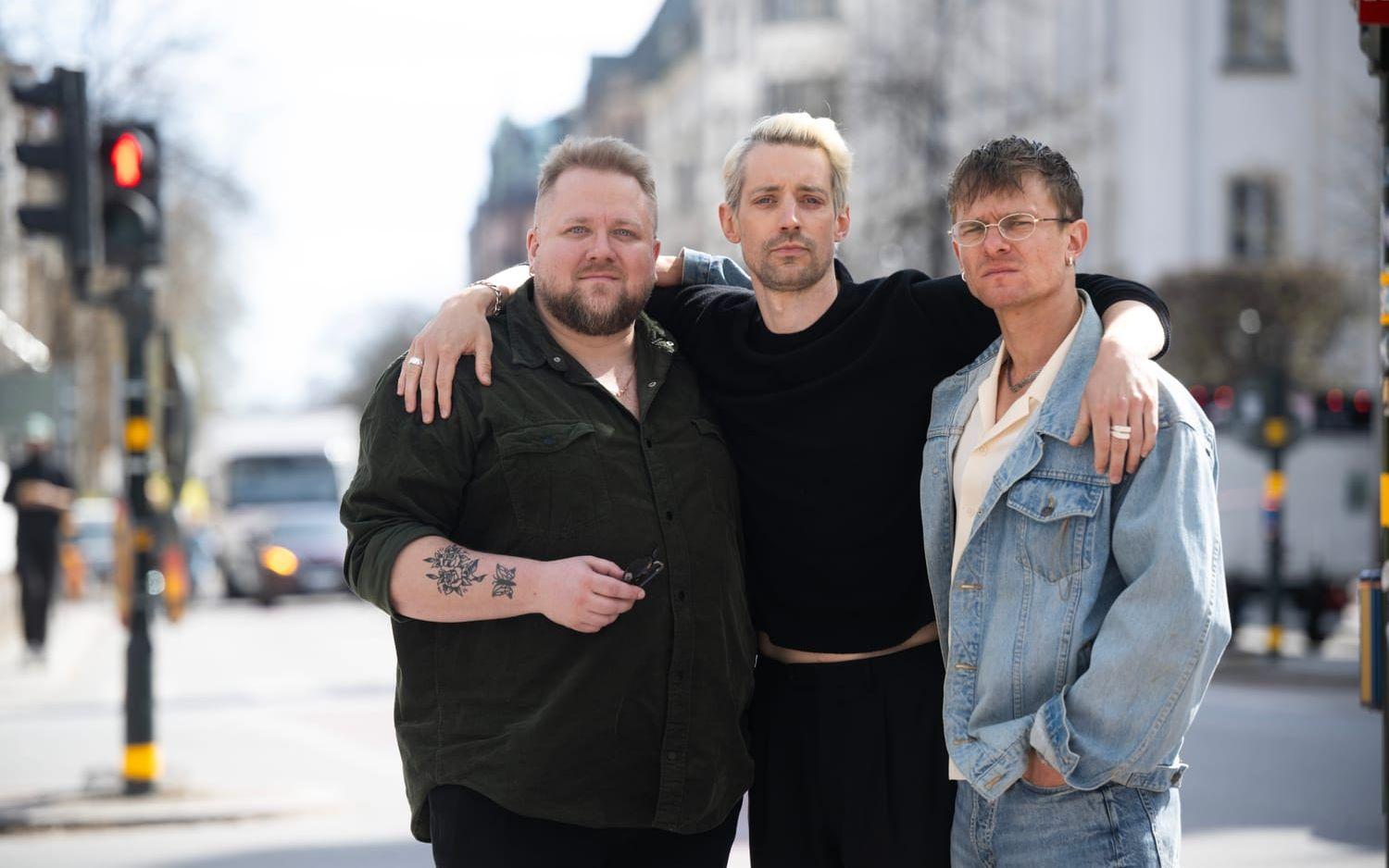 "Vi träffades på provfilmningen och kände ganska direkt att vi klickade väldigt bra ihop. Jag älskar scenerna när vi är med alla tre", säger Adam Lundgren om att spela mot Viktor Björkberg (vänster) och Erik Svedberg-Zelman (höger). Här fotograferade på Stureplan i centrala Stockholm.
