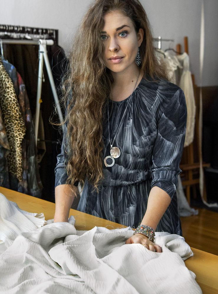 Modedesignern Diana Orving låter gärna konsten ta plats i sitt skapande och kommer att ställa ut sina textila konstverk på Nordiska Galleriet och på Sven-Harrys konsthall till våren.