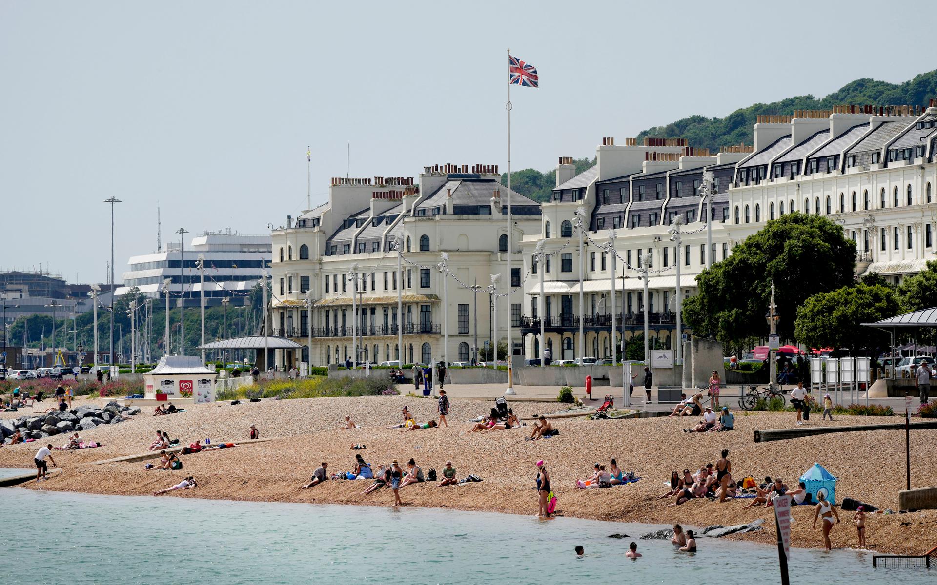 I Dover, England var det många som drog till stranden på fredagen för lite svalka.