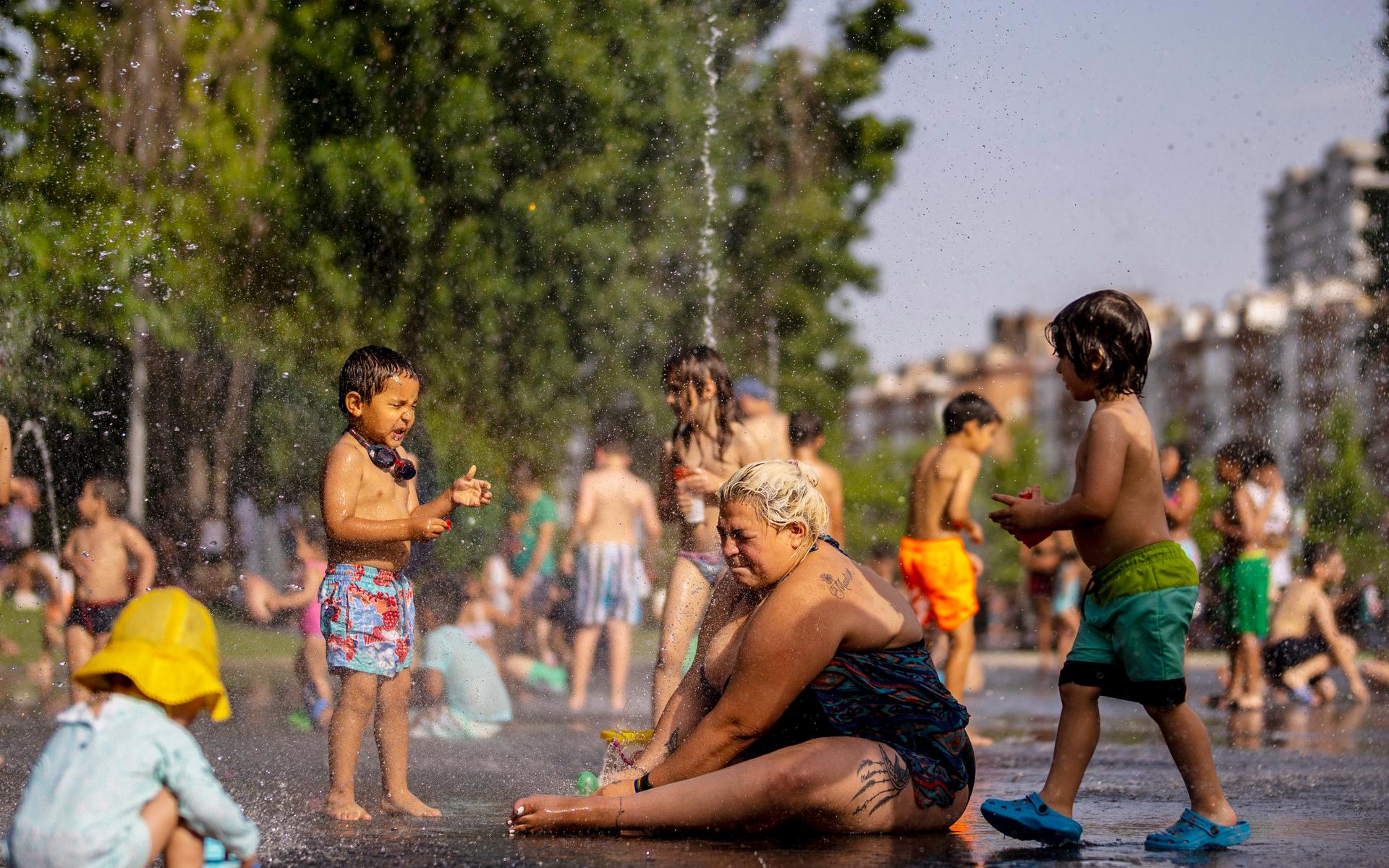 På fredagen var det både vuxna och barn som kylde ner  sig i en av Madrids fontäner.