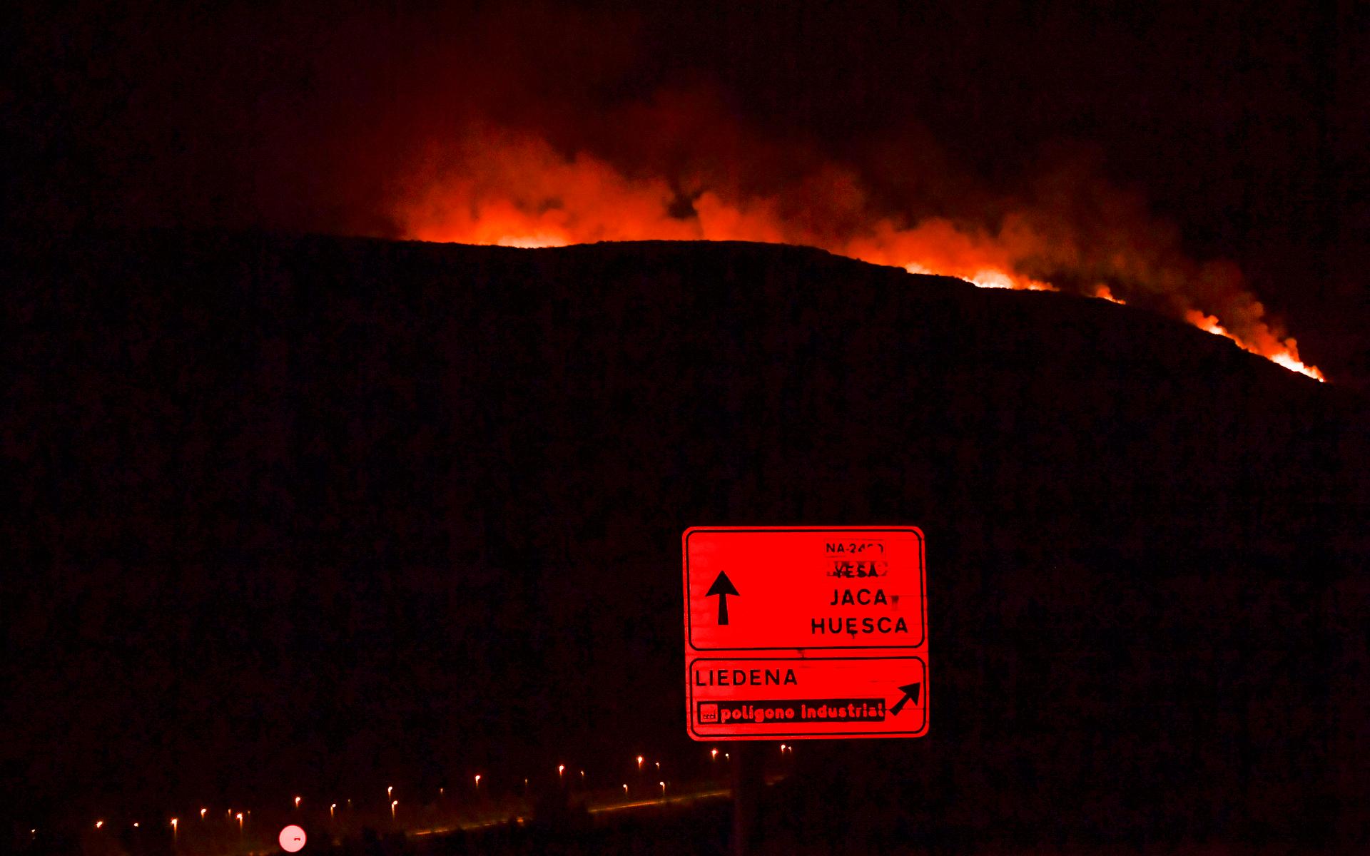 Värmeböljan har skapat en del skogsbränder i Europa , här brinner det nära Pamplona i Spanien.