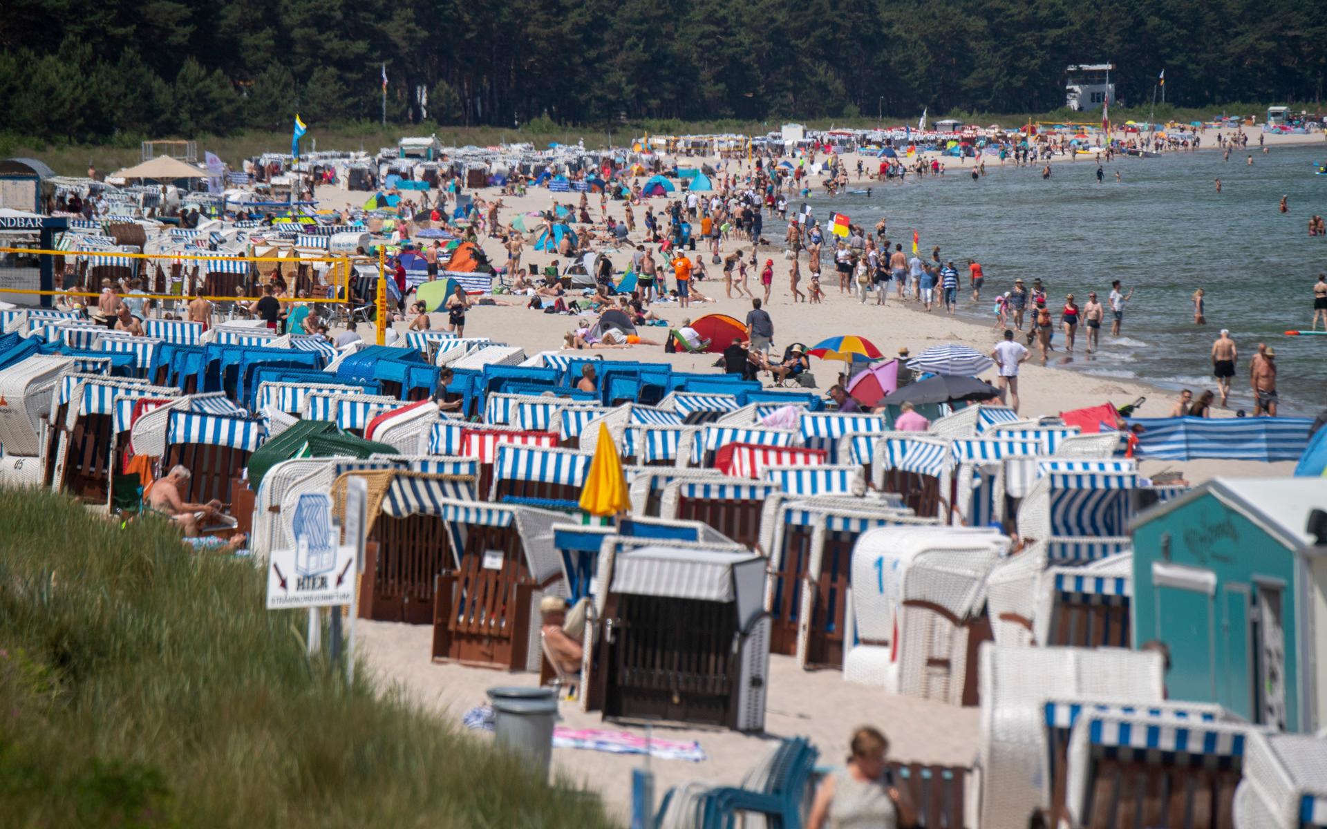 Även Tyskland har det varmt med runt 30 grader, vilket fick många att söka sig till stranden på fredagen. 