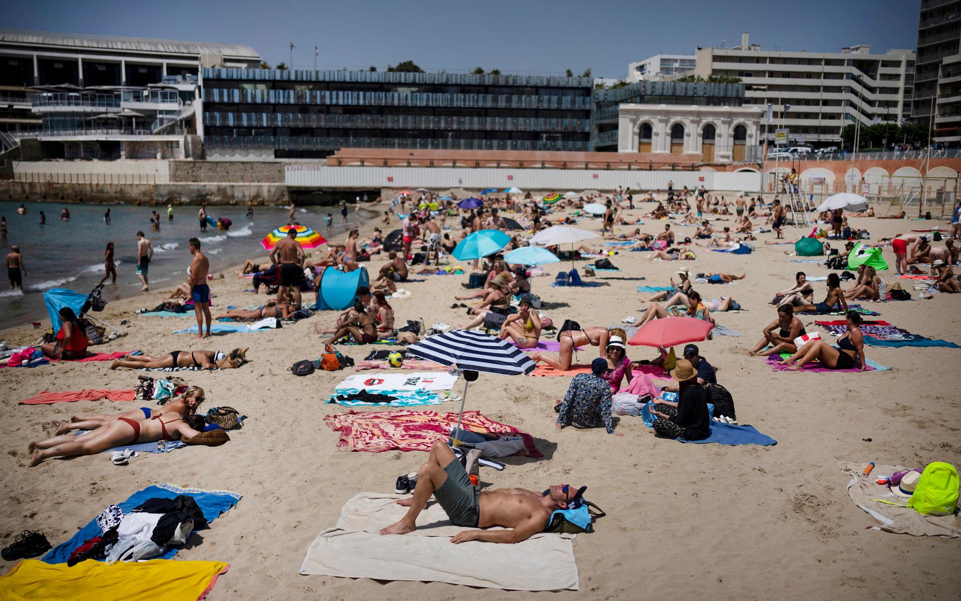 I Marseille var det många som drog till stranden på fredagen för sol och ett dopp.