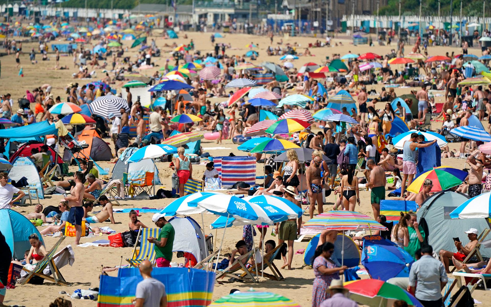 Stranden i Bournemouth, England var fullsmockad på fredagen med soltörstiga besökare. 