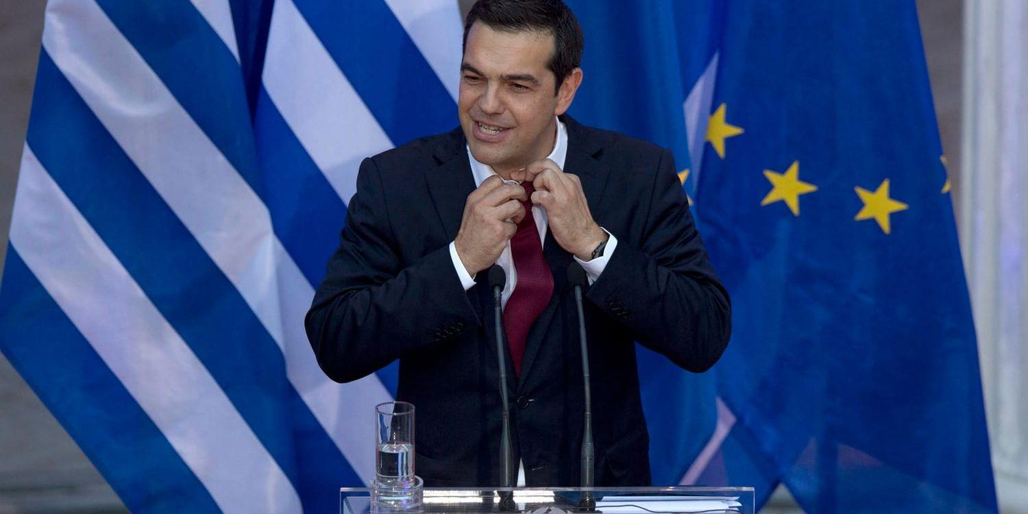 Greklands premiärminister Alexis Tsipras i en vinröd slips.
