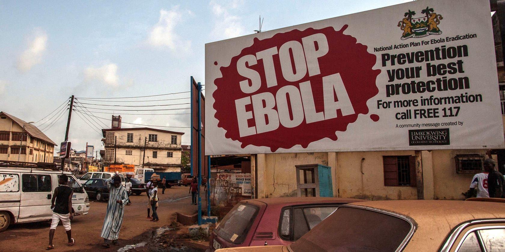 En informationsskylt som varnar för ebola i Sierra Leone i västra Afrika. Arkivbild.