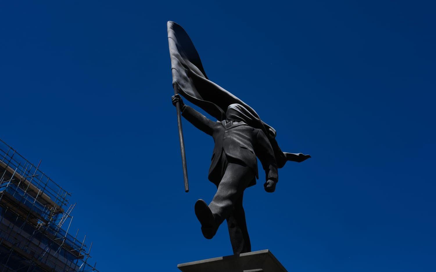 Banksy har publicerat en kortfilm på  om installationen av den nya statyn på Waterloo Place i London.