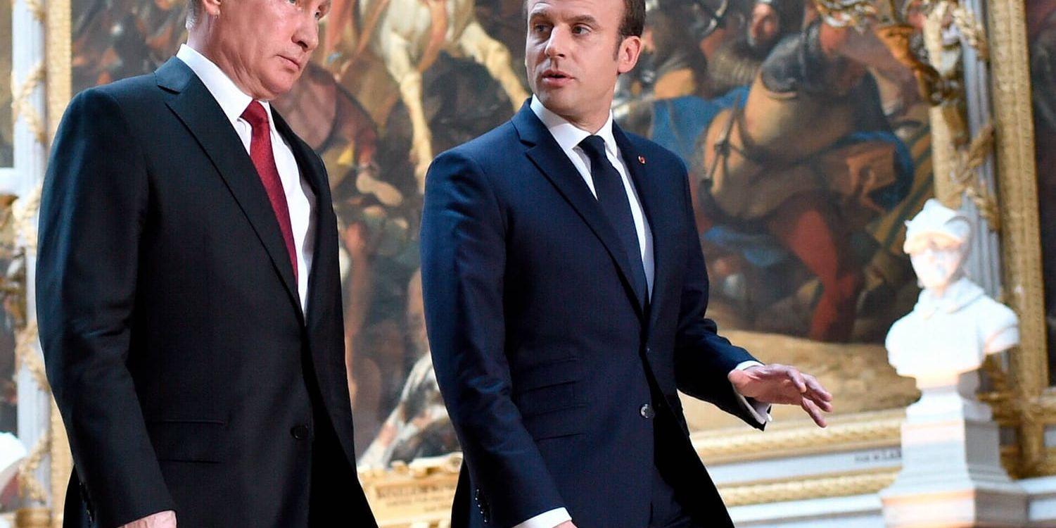 Frankrikes president Emmanuel Macron i samtal med Rysslands president Vladimir Putin under en promenad genom palatset Versailles.