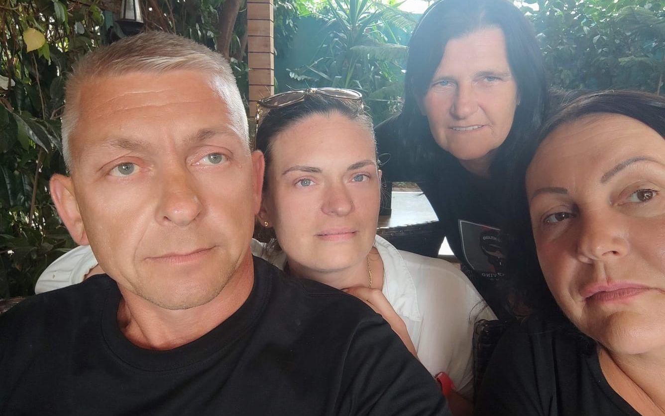 Dovile Dahlström (mitten) blev tillsammans med sin mamma, moster och mosters man utkastade från sitt hotell i Alanya under natten mot torsdagen. 