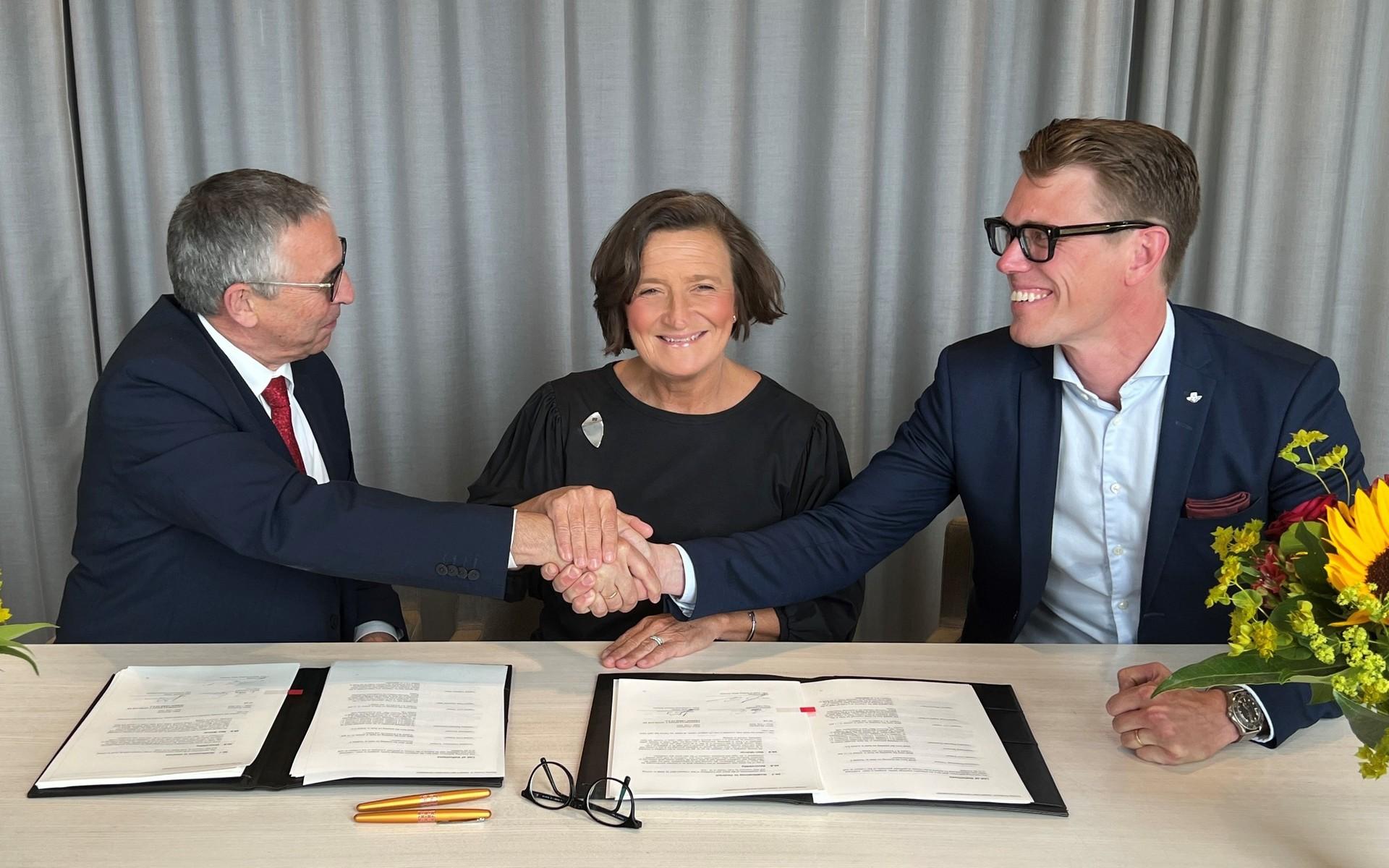  Avtalet mellan CAF och SJ undertecknades av fr v Jesús Esnaola Altuna, Commercial General Director CAF samt SJs vd Monica Lingegård och fordonsdirektör Arvid Fredman.