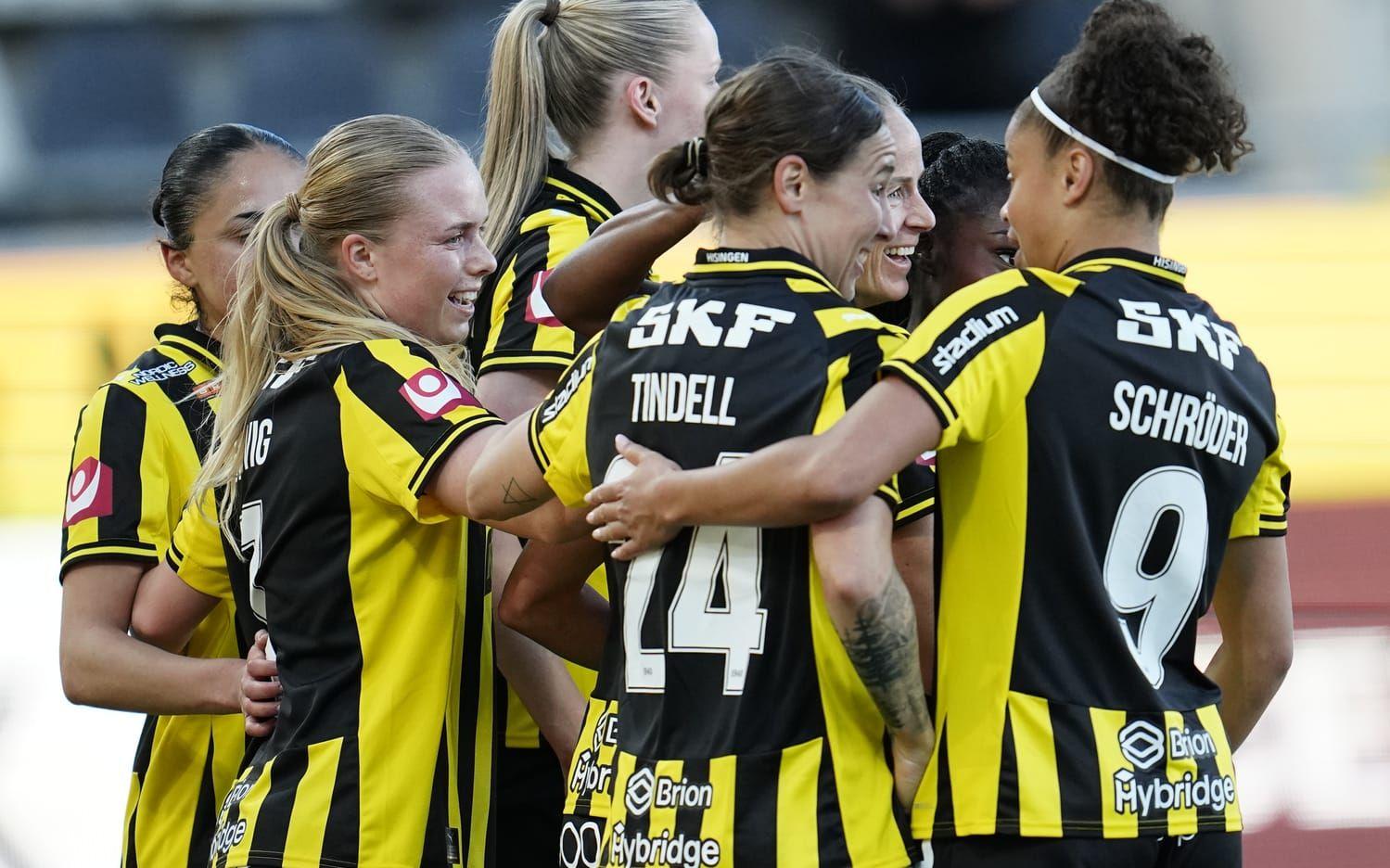Häcken firar Aivi Luiks 1–0-mål mot Djurgården.