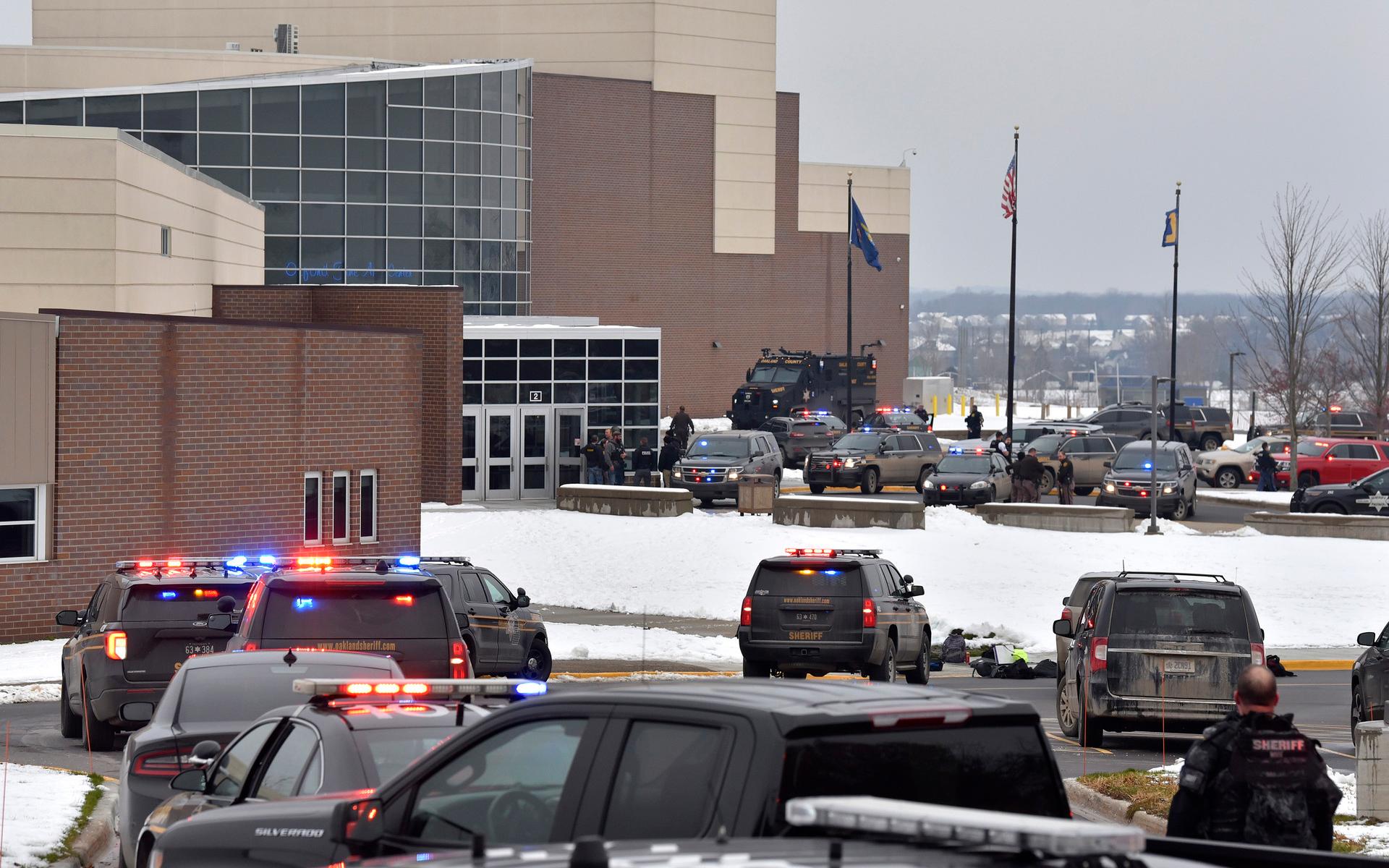 Poliser, brandmän och ambulanser samlades utanför skolan i Michigan. Bild: Todd McInturf/The Detroit News via AP.