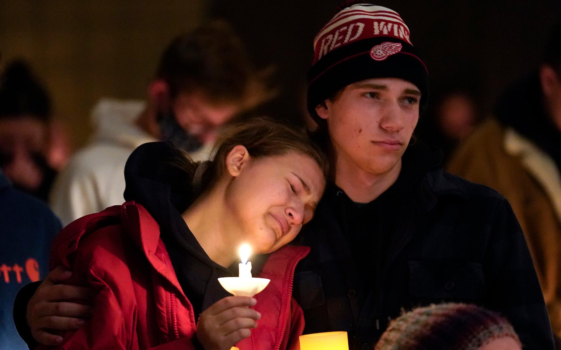 Elever, lärare och föräldrar tände ljus för de som fallit offer för dådet. Bild: AP Photo/Paul Sancya.
