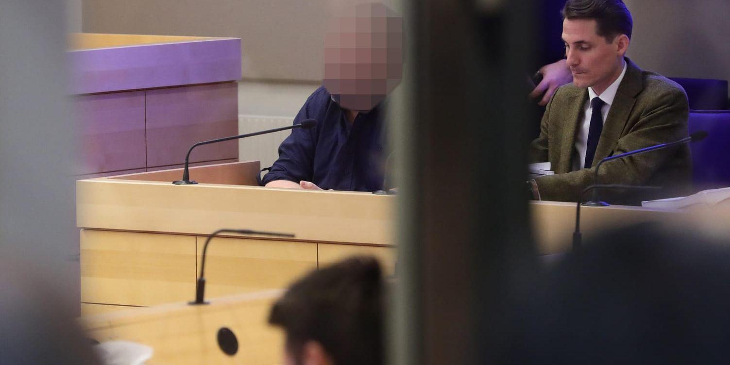 24-åringen under rättegången i Linköpings tingsrätt. Bredvid honom hans advokat Henrik Lindblom.
