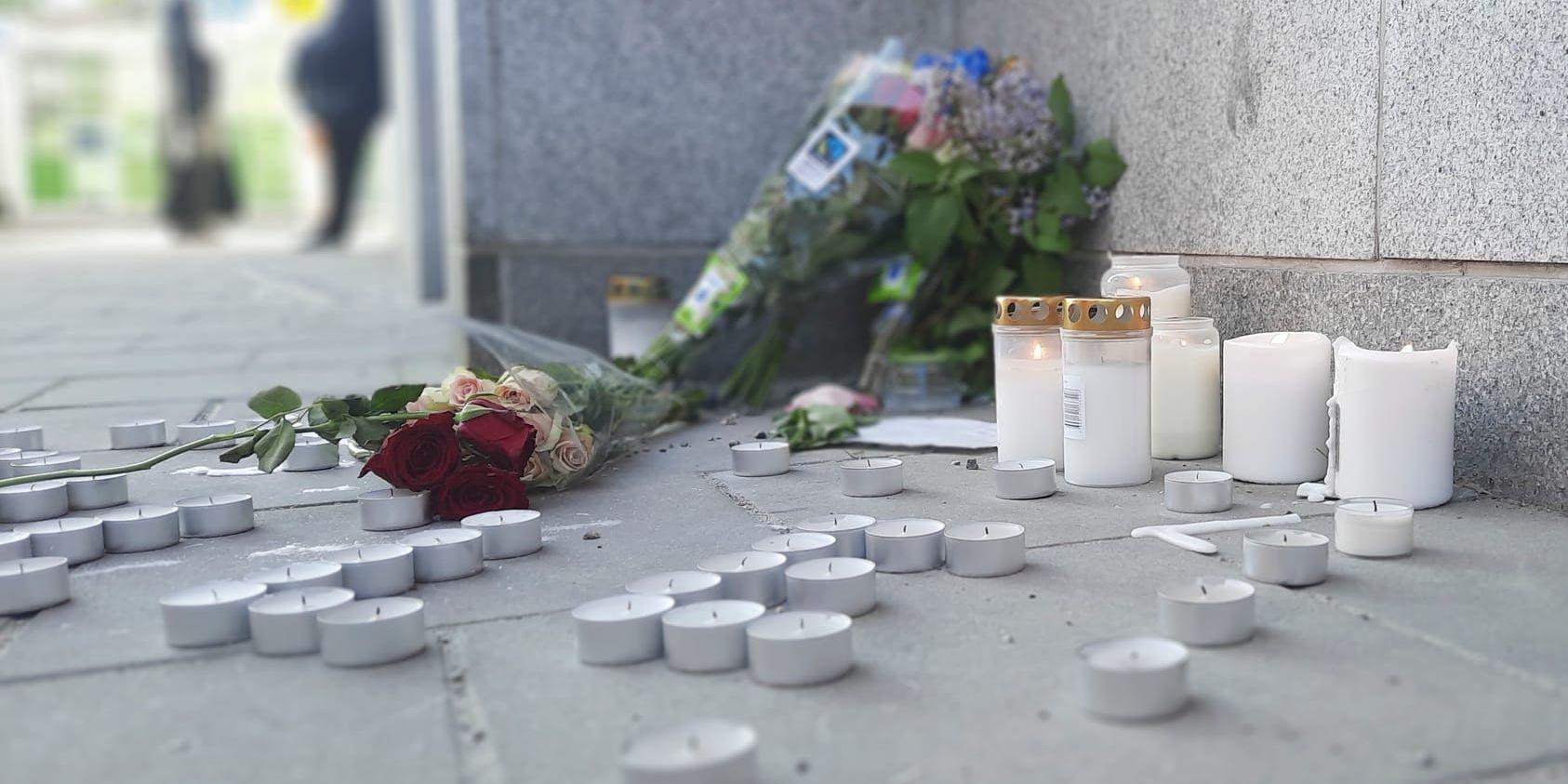 Blommor vid platsen där en ung man dödades under torsdagskvällen i Älvsjö.
