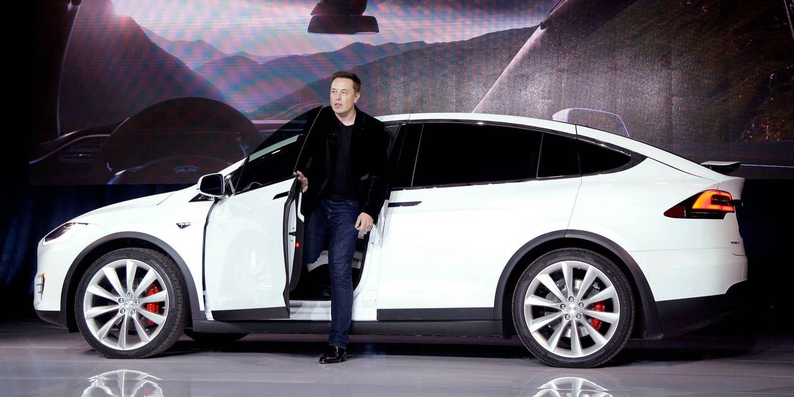 Teslas vd Elon Musk, här med den stora suven Model X. Arkivbild.