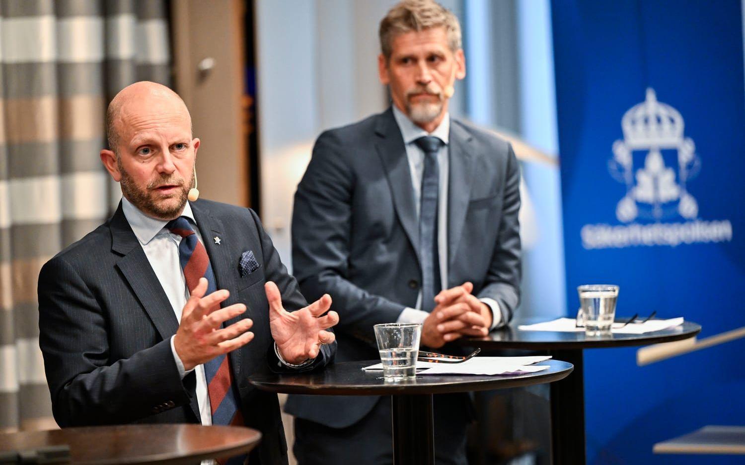 Kammaråklagare Henrik Olin och Daniel Stenling, chef för Säkerhetspolisens kontraspionage, under en pressträff i samband med att åtal väcks.
