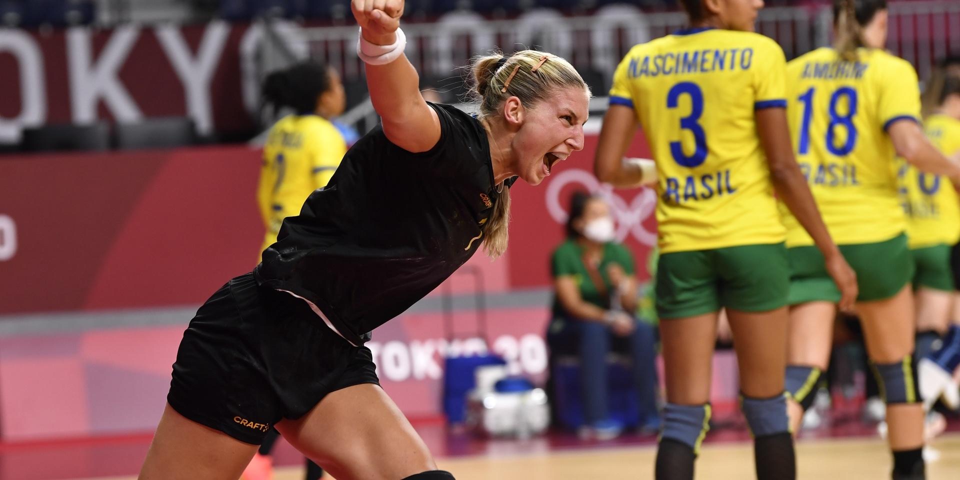 Linn Blohm firar ännu ett mål mot Brasilien. Matchen slutade 34–31 till Sverige, som nu är klart för kvartsfinal.