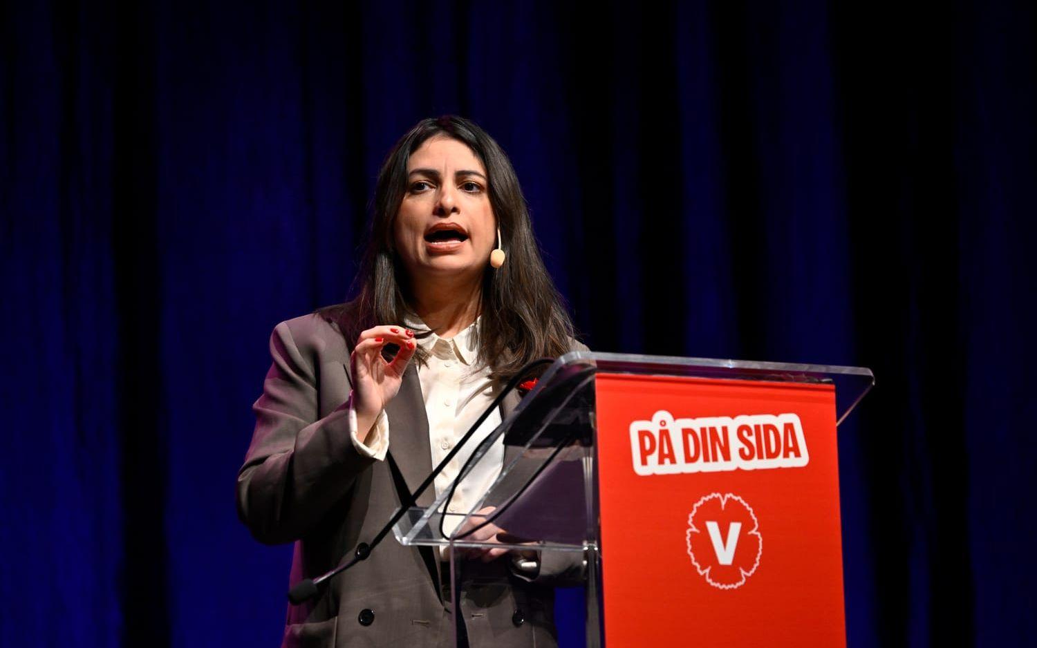 Partiledare Nooshi Dadgostar håller inledningstal när Vänsterpartiets kongress inleds i Örebro.