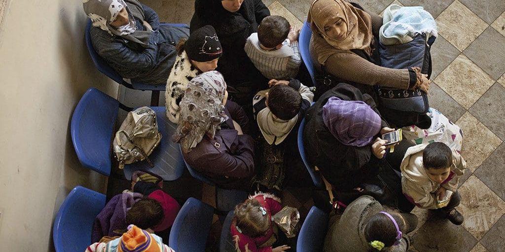 Syriska kvinnor och barn väntar vid FN:s registreringskontor för flyktingar i Bekaa-dalen, Jordanien.