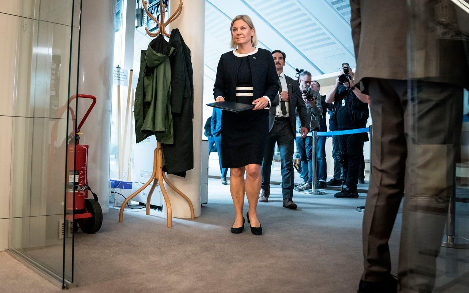 Statsminister Magdalena Andersson lämnar in sin avskedsansökan. 