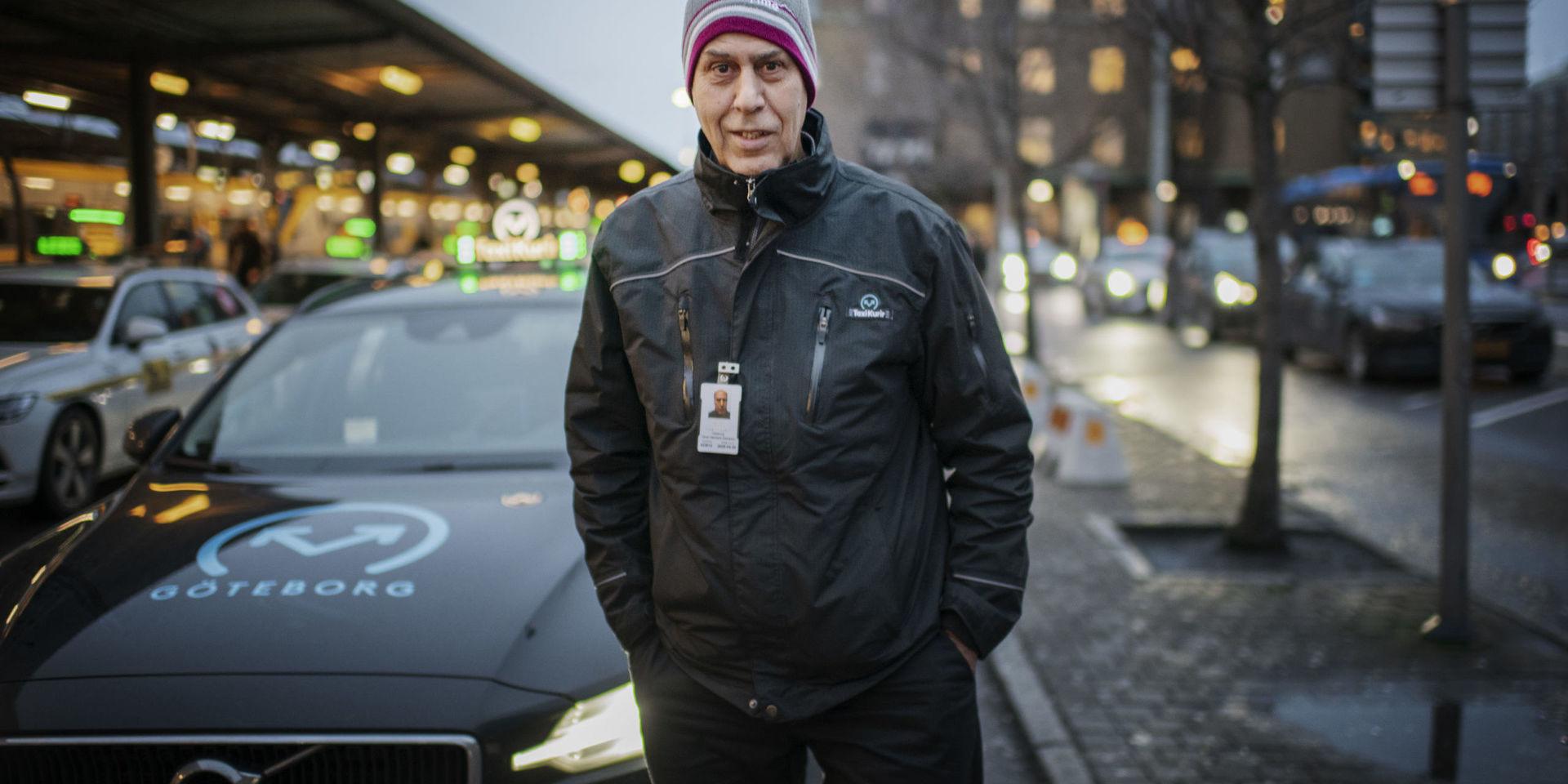 Tahar Hachemi Zakraoui, 62, tänker fortsätta på samma spår i karriären: &quot;Jag ska köra taxi, som alltid! Det kommer jag aldrig att släppa. Jag älskar mitt jobb, man får träffa nya, trevliga människor varje dag.&quot;