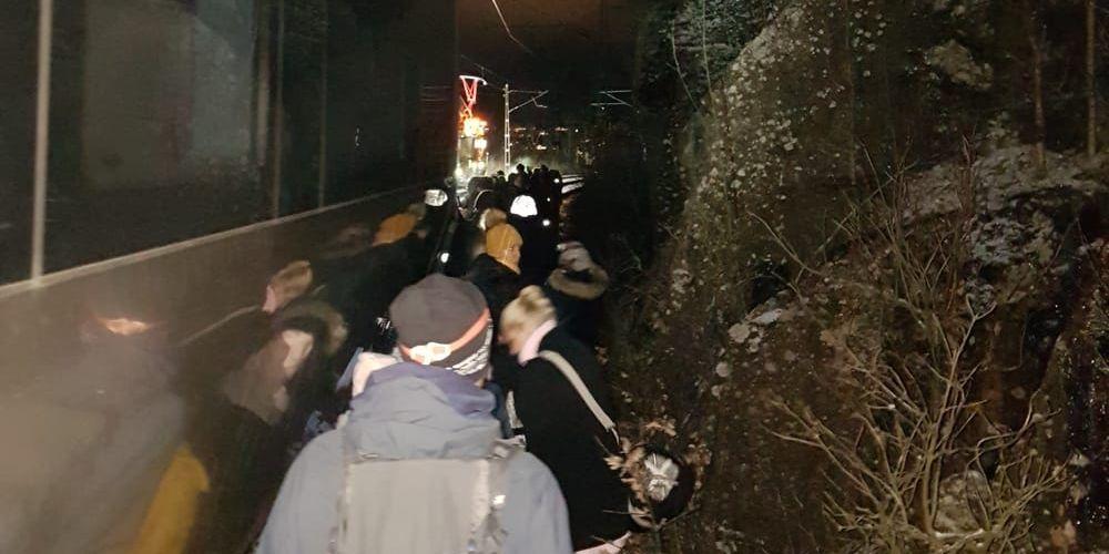 Passagerare fick evakuera tåget genom att gå längs banvallen.