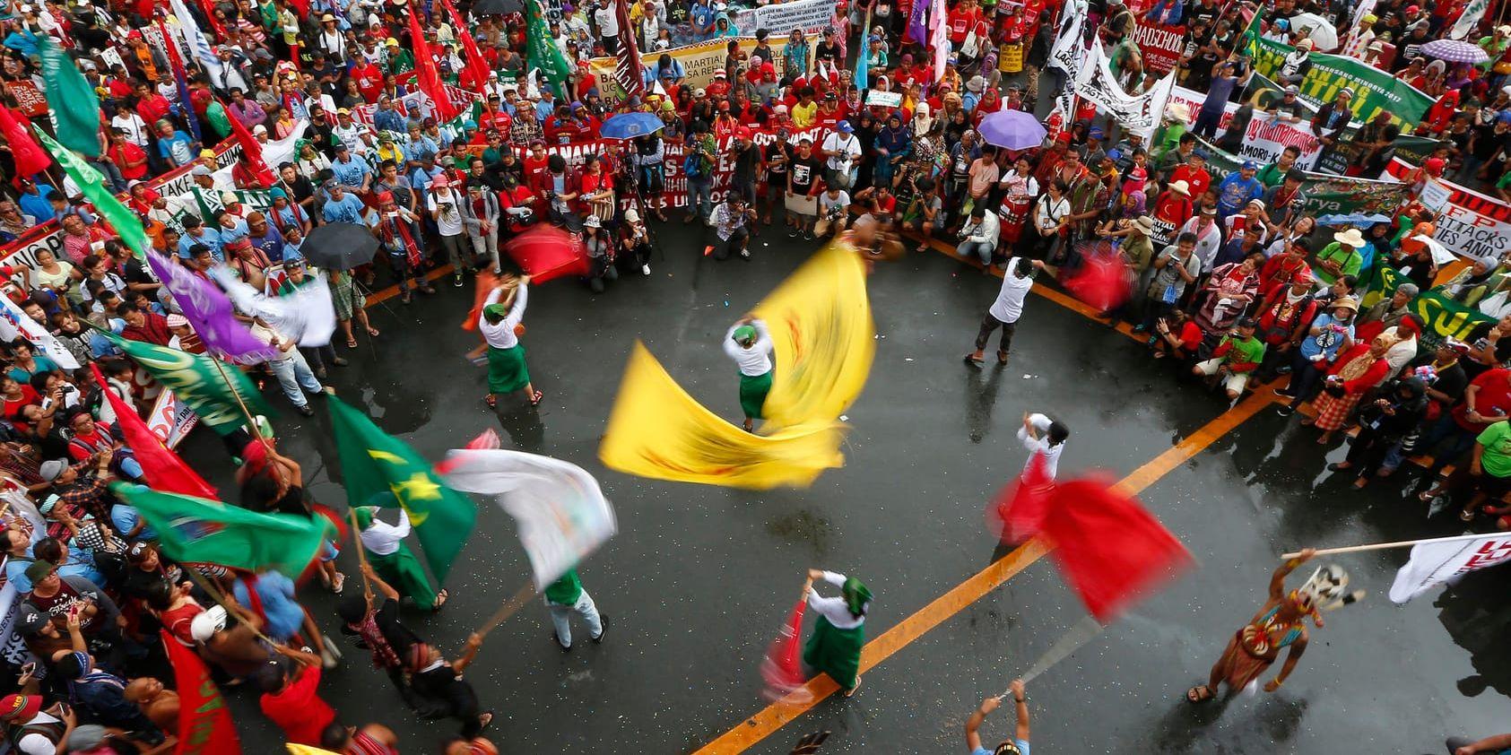 Protester i Manila mot krigföringen på Mindanao. Bilden är från i augusti.