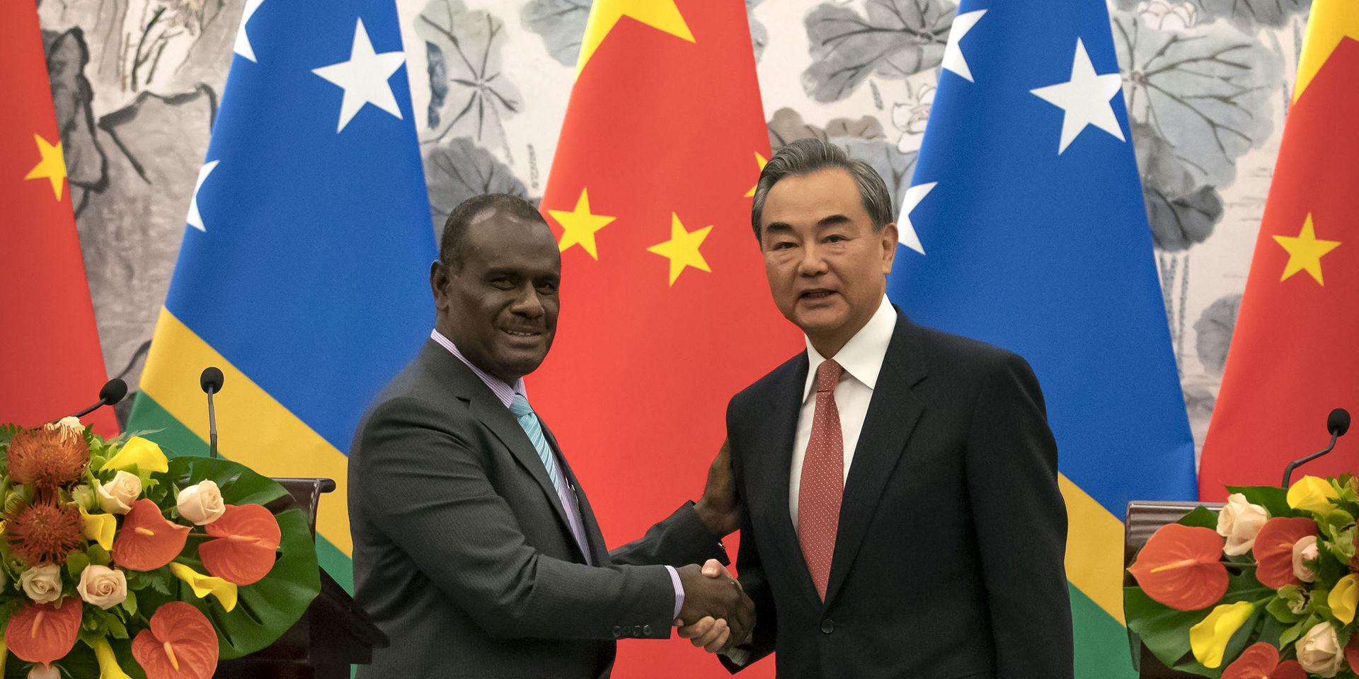 Salomonöarnas utrikesminister Jeremiah Manele med sin kinesiske kollega Wang Yi vid ceremonin. 