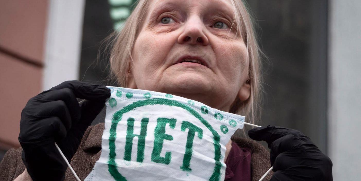 2020 demonstrerade den ryska konstnären och aktivisten Elena Osipova mot förändringar i den ryska konstitutionen för att förlänga Putins styre. Arkivbild.