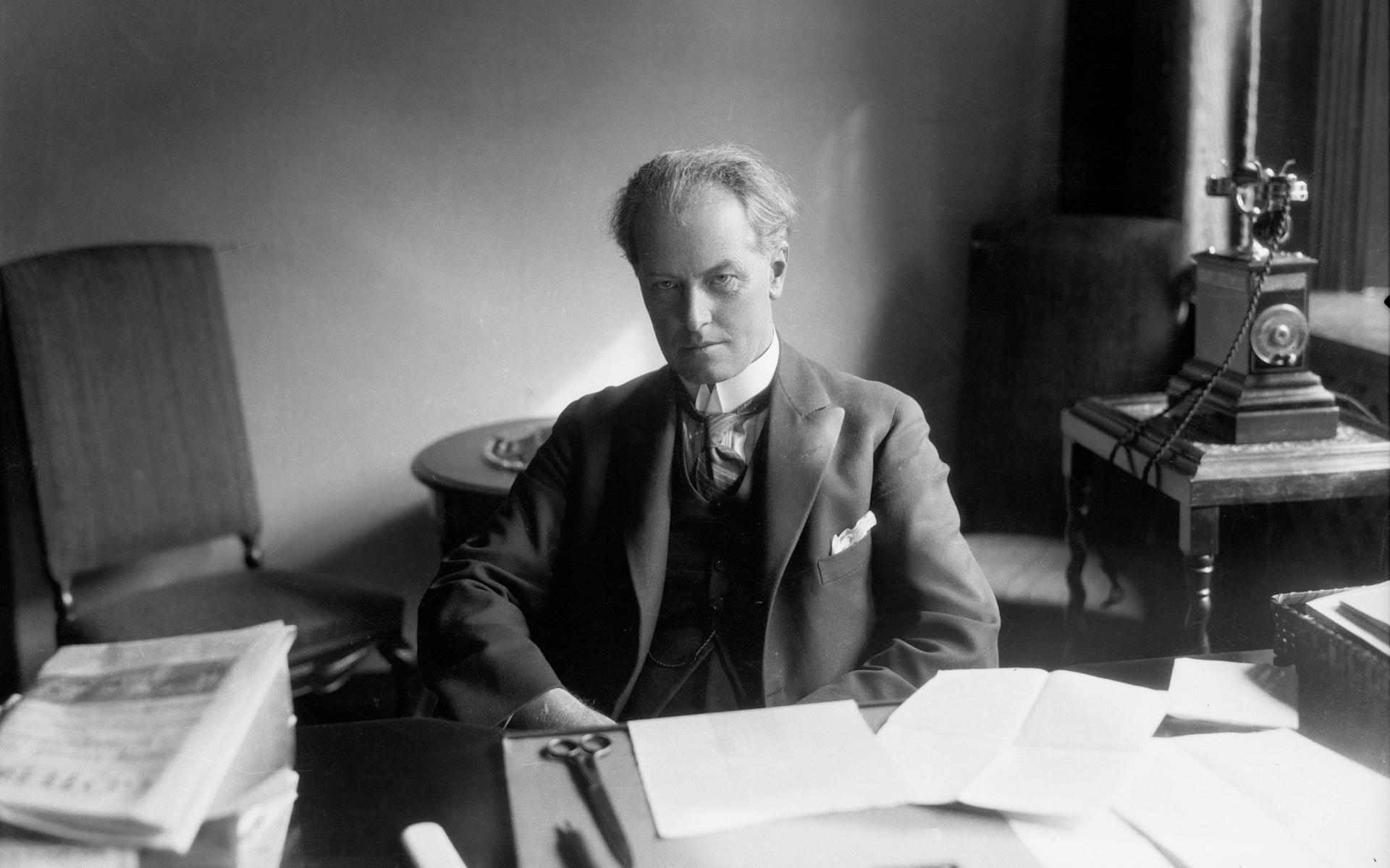 Från 1917 och till och med hans död 1945 var Torgny Segerstedt huvudredaktör för Göteborgs Handels- och Sjöfarts-Tidning. Bilden tagen i Göteborg omkring 1925.
