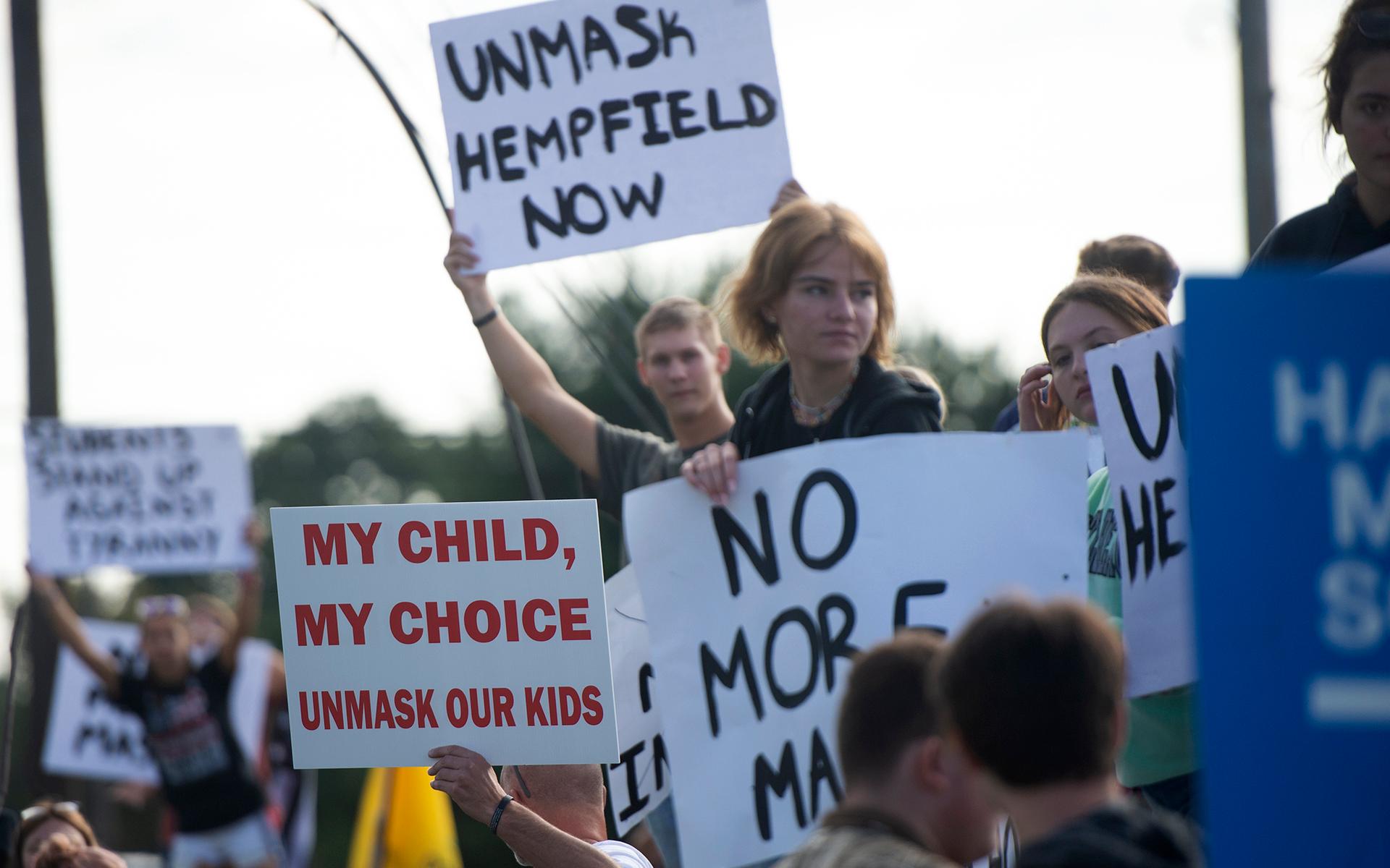 Studenter och föräldrar protesterar i september framför Hempfield Area High School mot masktvånget i skolan. Den senaste tiden har motsättningarna i frågan ökat över stora delar i USA.