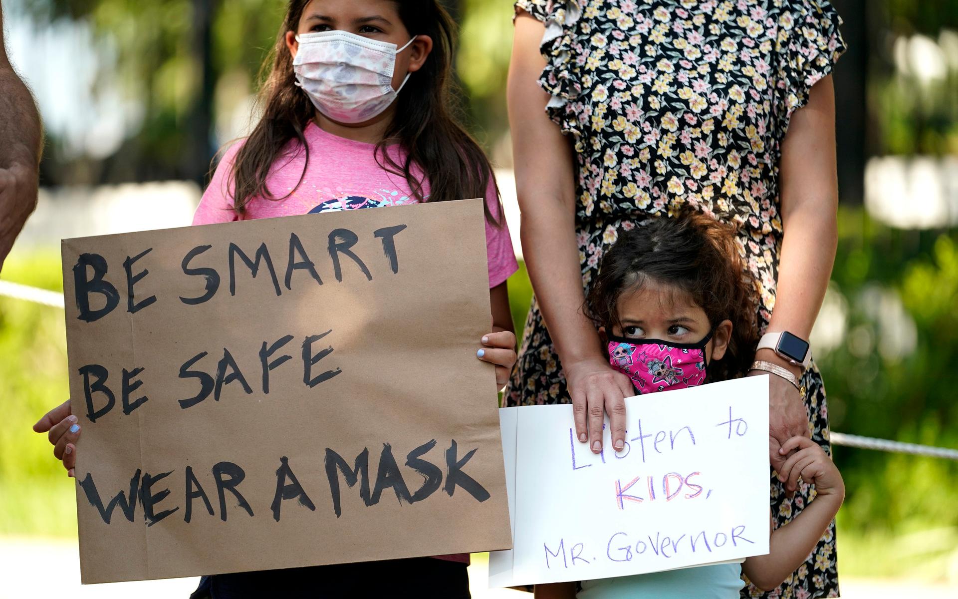 Roxana Weeks, 8, och hennes syster Farah, 4, var med när familjen demonstrerade mot Texasguvernören Greg Abbott och hans motstånd mot masktvång i skolorna.