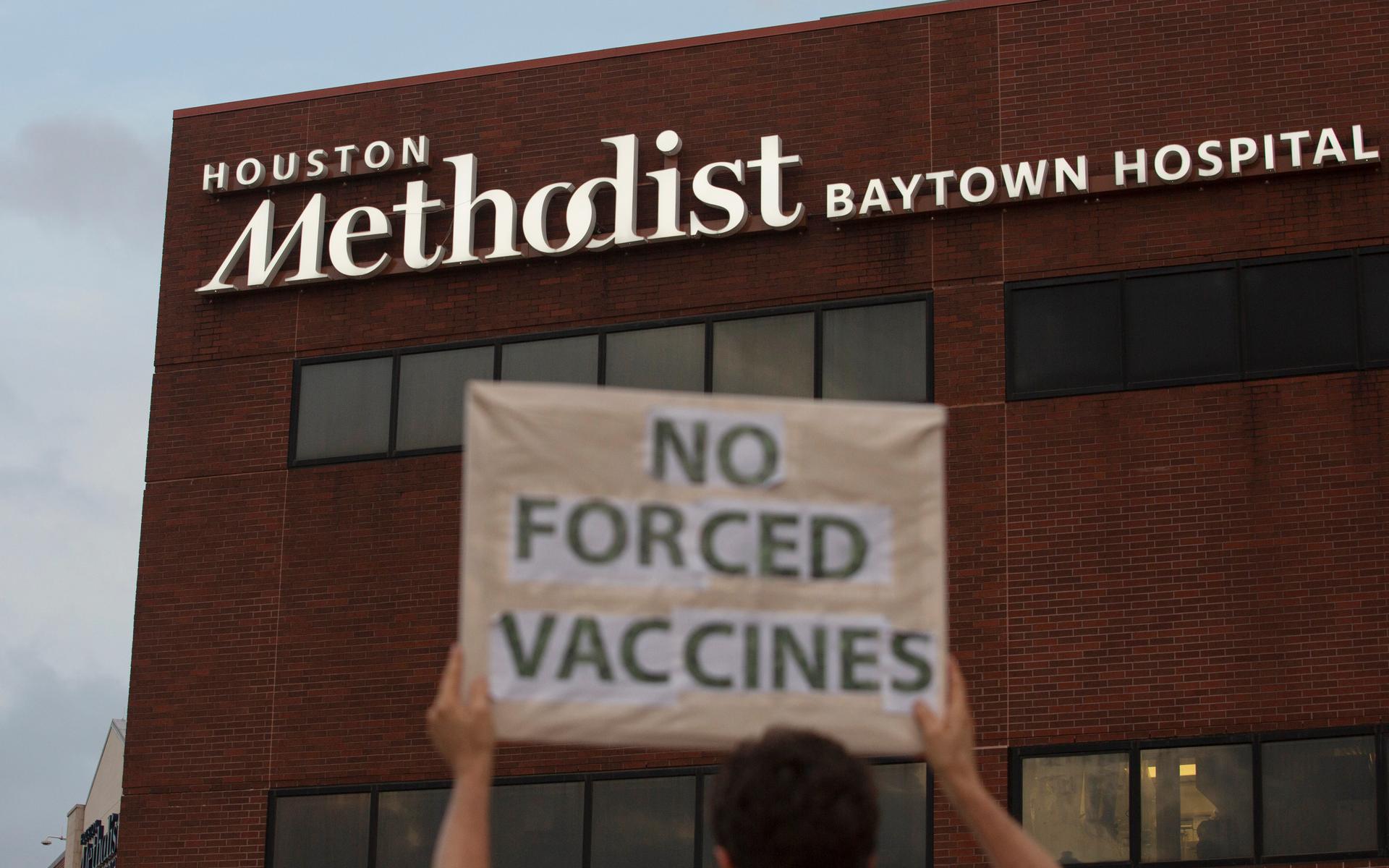 Anställda på Houston Methodist Hospital i Baytown, Texas, måste vara vaccinerade mot covid-19 annars riskerar de att bli av med jobbet. Över 150 anställda har förlorat jobbet just av den anledningen, vilket väckt protester.